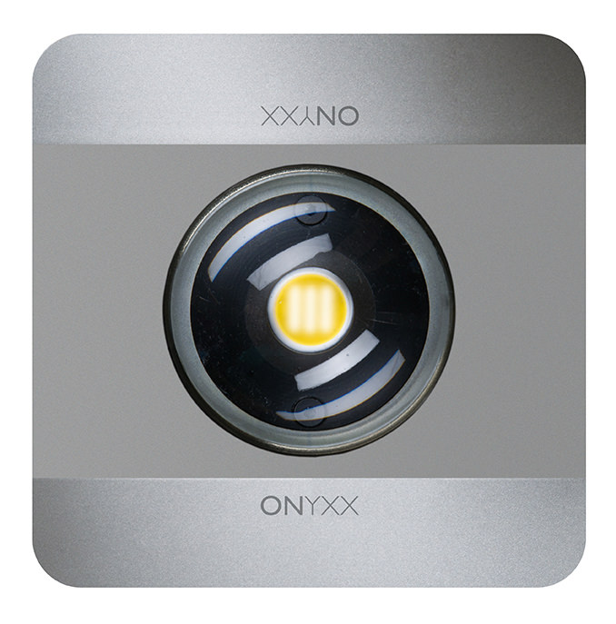 ONYXX.LED Leuchtenkopf mit silbernem Cover