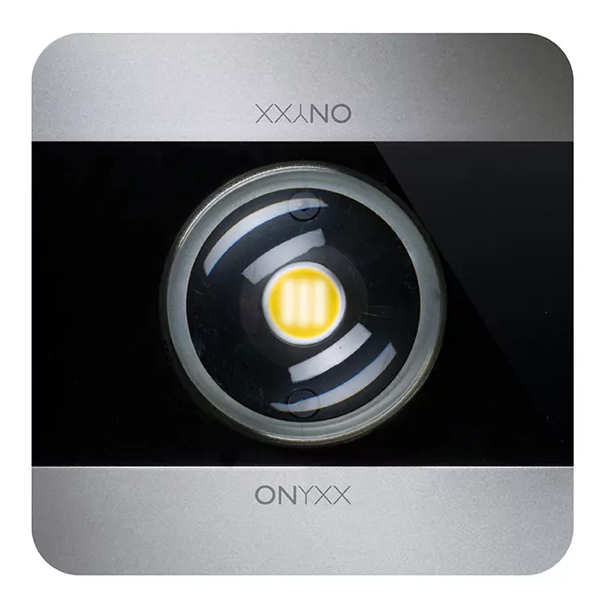 ONYXX.LED Leuchtenkopf mit schwarzem Cover